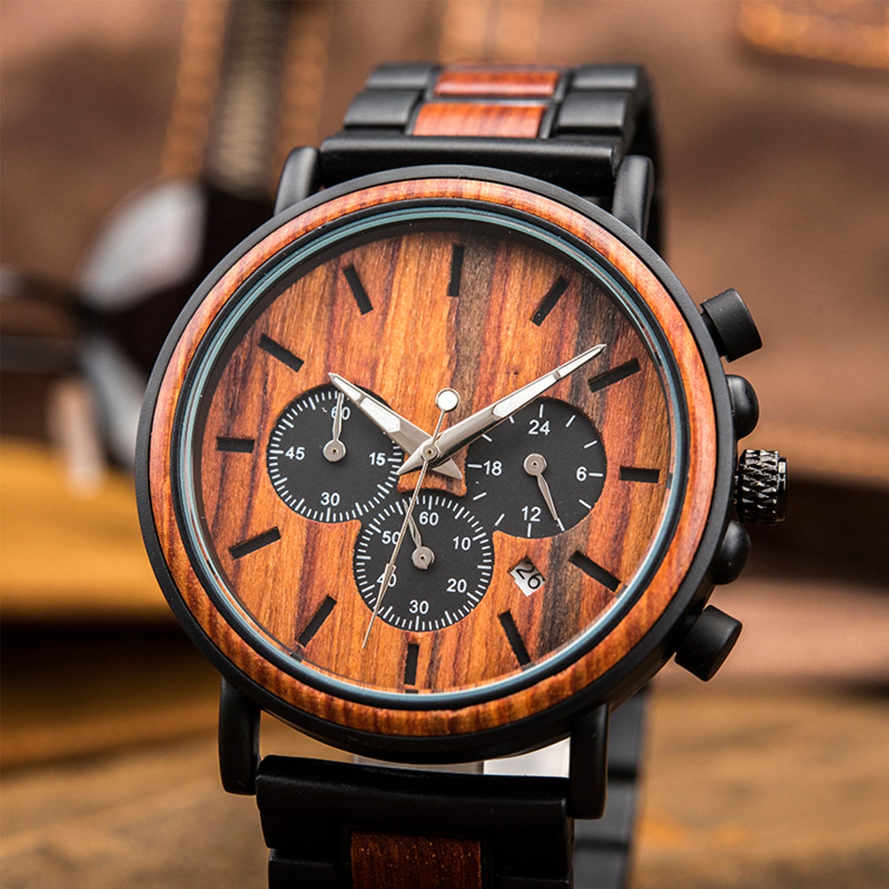 The red sandalwood face of the black and red wood men watch